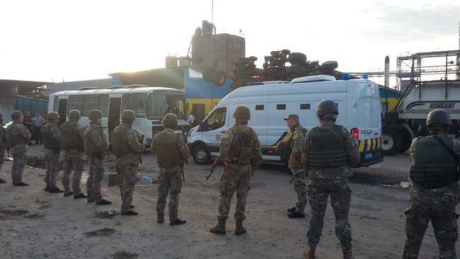 Рейдерский захват элеватора на Харьковщине: в перестрелке ранены 5 человек, задержаны - более 50 04