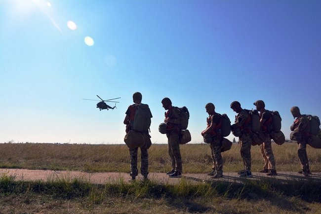 Бойцы 79-й ОДШБр провели учения по десантированию с вертолета в акваторию Южного Буга 01