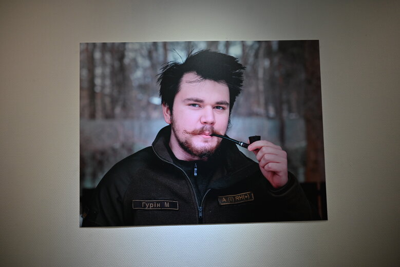 Виставка фотографій добровольця Володимира Миронюка (Джона), який загинув під Курдюмівкою у вересні 2023 року 09