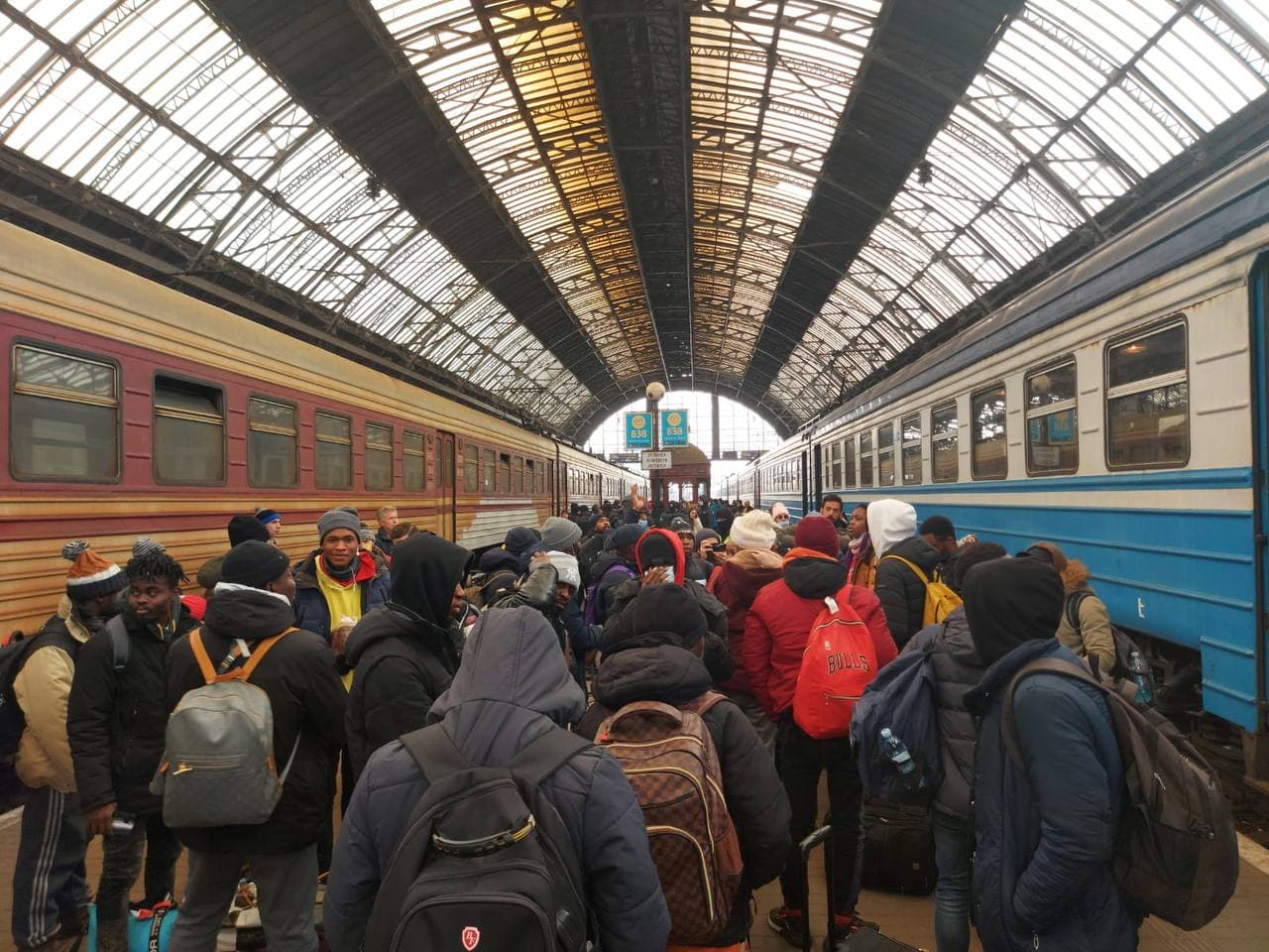 Переехать киев. Люди на вокзале. Украинский вокзал. Поезд прибывает. ЖД вокзал Львов 2022.