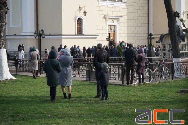 Область-лидер по коронавирусу в Вербное воскресенье: возле храмов в Черновцах собрались толпы прихожан 07