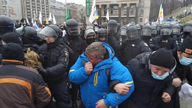 Протест ФОПів: Правоохоронці спробували демонтувати намети - застосовували сльозогінний газ 23