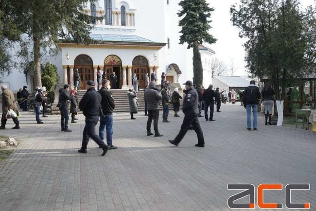 Область-лидер по коронавирусу в Вербное воскресенье: возле храмов в Черновцах собрались толпы прихожан 10
