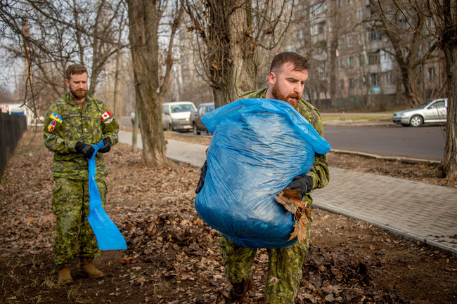 Канадские военные инструкторы решили убрать листья вокруг госпиталя в Николаеве, - Генштаб 03