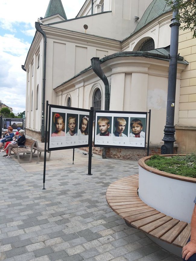 Взгляд будущего: в Люблине проходит уникальная фотовыставка, участниками которой стали дети погибших украинских Героев 05