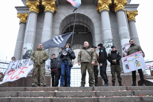 Акция Смерть России!: Националисты забросали камнями здание Россотрудничества и двух банков в Киеве 24