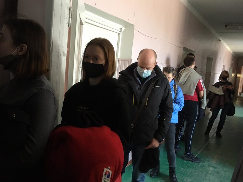 На Сумщині госпіталізували перших поранених українських бійців. Сотні громадян прийшли до лікарні, щоб здати кров 07
