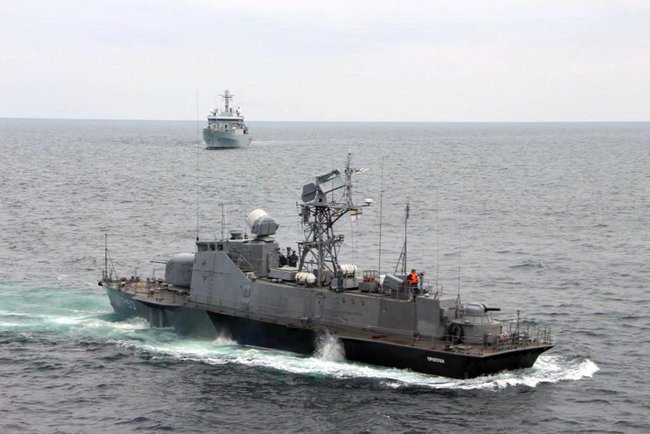 Ракетный катер ВМС Украины и корабль королевского флота Британии провели совместные тренировки в Черном море 02