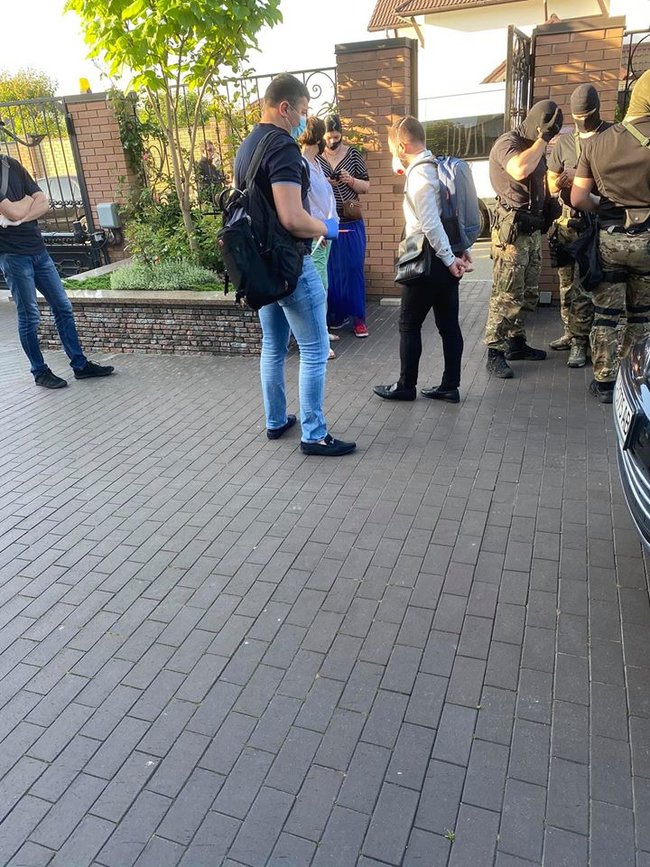 Экс-министр Омелян заявил об обысках в его доме сотрудниками ГБР 02