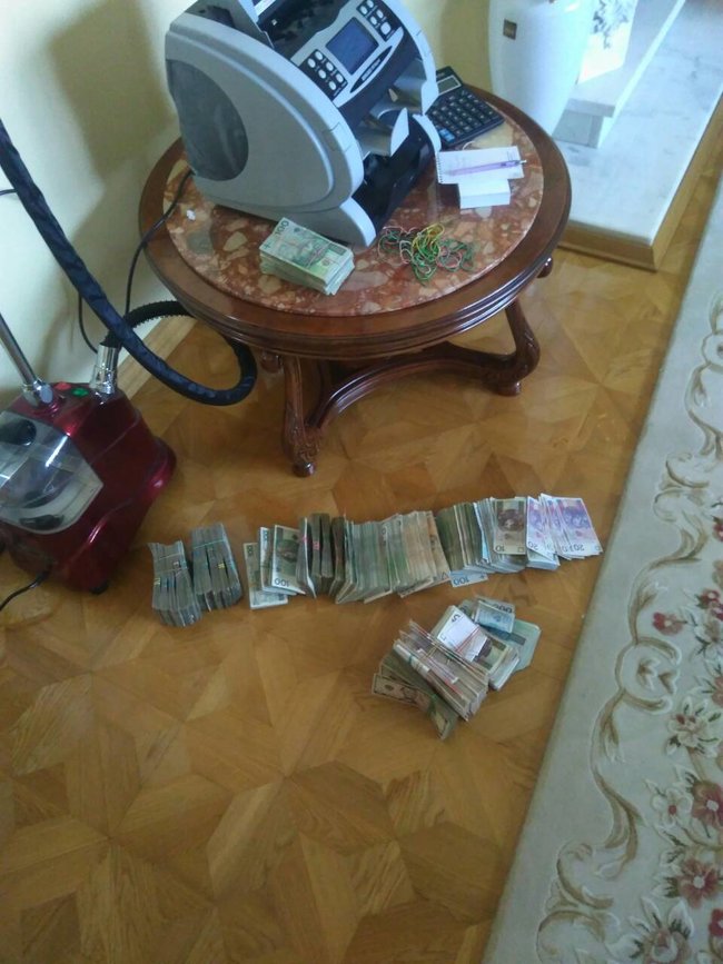 Податкова міліція викрила масштабну схему нелегального обміну валют на Західній Україні 01