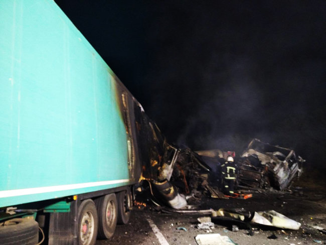 Дві вантажівки зіткнулися і загорілися на Миколаївщині, загинули дві людини, - ДСНС 04