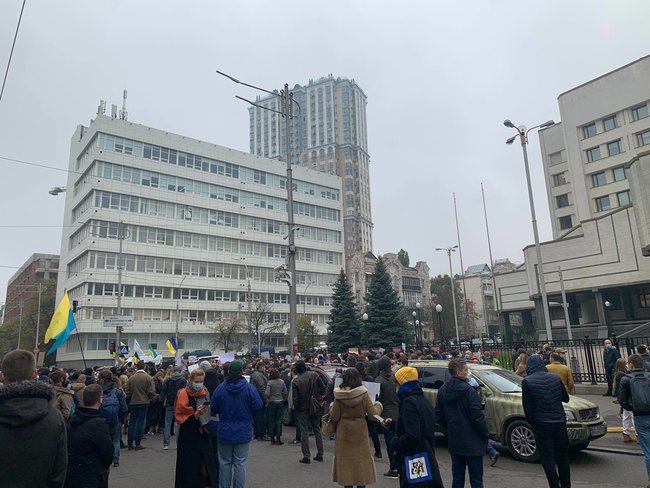 Под КС проходит акция протеста Отправим судей-предателей в Ростов в связи с решением Суда отменить ряд антикоррупционных норм 16