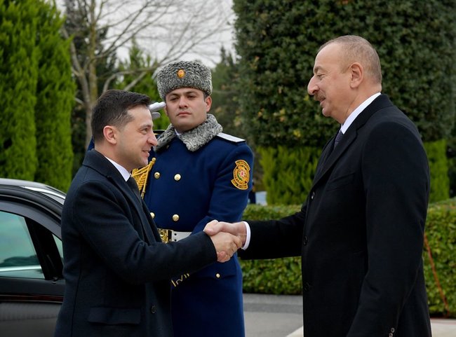 Состоялась официальная церемония встречи президентов Украины и Азербайджана 02