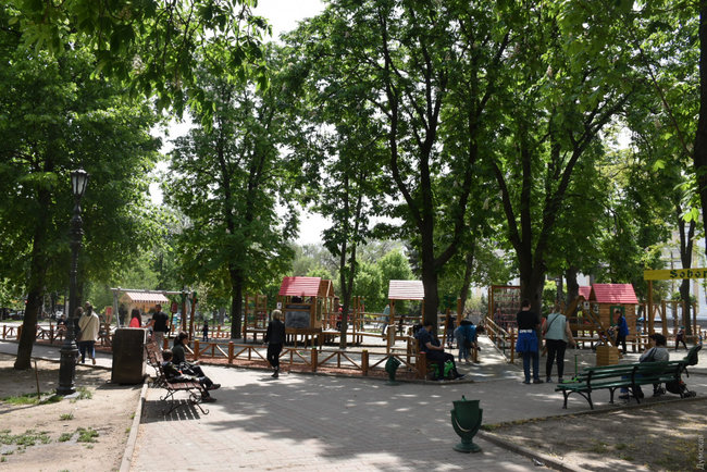 Одесса выходит из карантина: очереди в магазины, переполненные парки и детские площадки, первые посетители в ресторанах 18