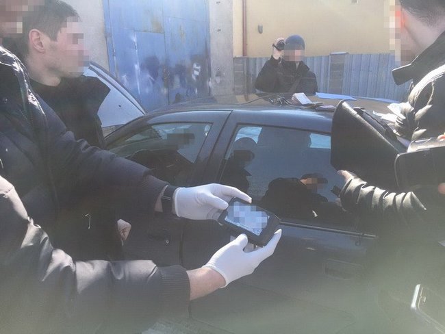 Офицер полиции задержан на Львовщине при получении 300 долл. взятки, - СБУ 01