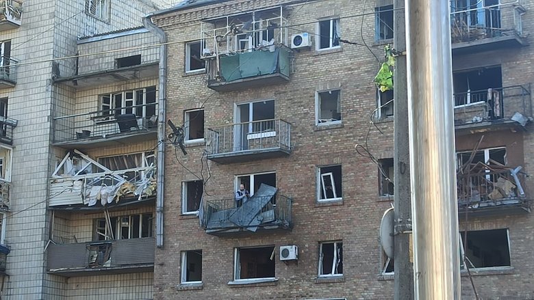 Наслідки падіння збитої російської крилатої ракети на Куренівку в Києві 04