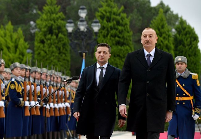 Состоялась официальная церемония встречи президентов Украины и Азербайджана 01