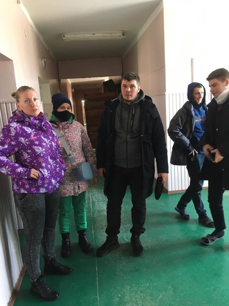 На Сумщині госпіталізували перших поранених українських бійців. Сотні громадян прийшли до лікарні, щоб здати кров 04
