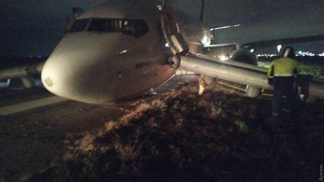 Жесткое приземление: у турецкого самолета сломалась стойка шасси во время посадки в аэропорту Одессы 01