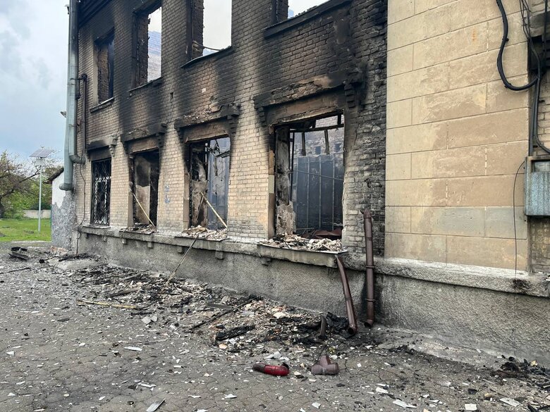 Росіяни знищили фосфорними боєприпасами ще один навчальний заклад на Донеччині 02