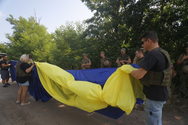 Флаг Украины запустили в небо из Авдеевки в сторону оккупированного Донецка 03