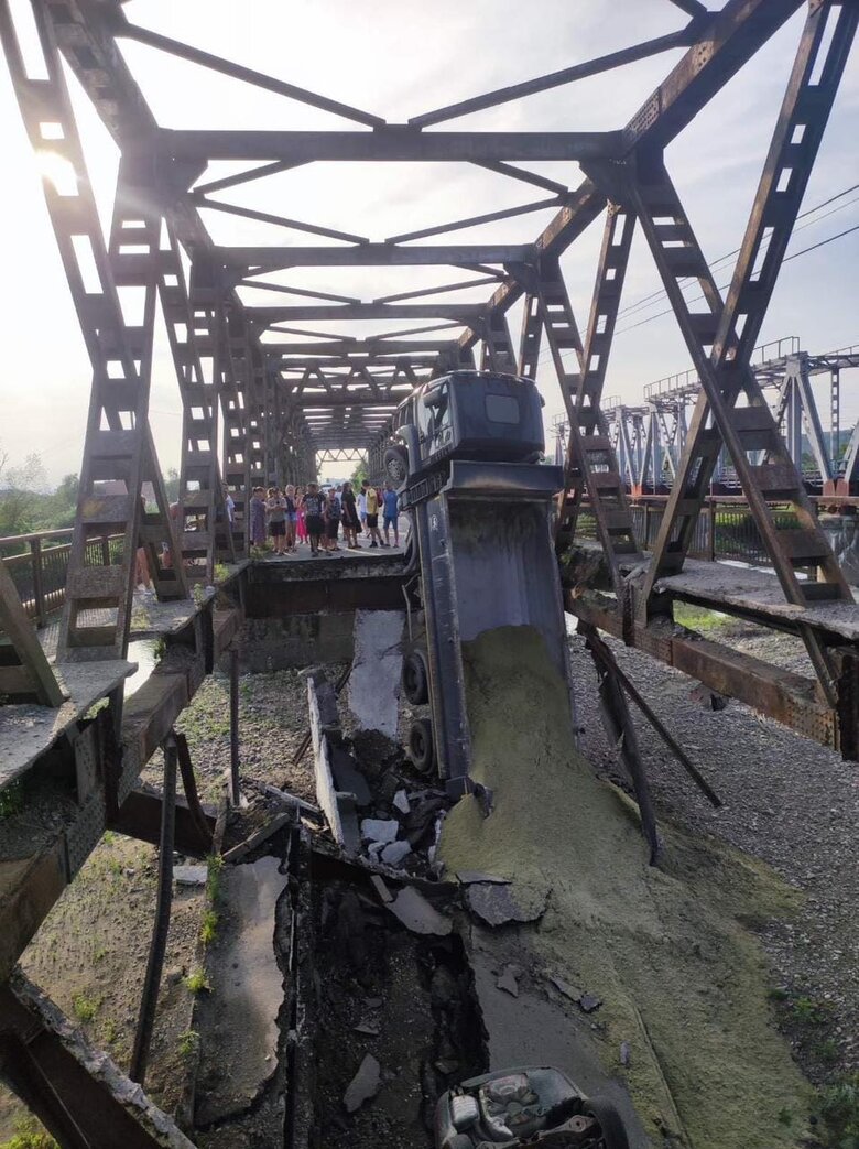 На Закарпатье во время движения автомобилей обрушился мост через реку Тересва (обновлено) 04