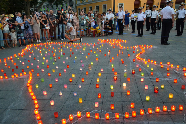 В центре Одессы прошла акция памяти военных, погибших на Донбассе 04