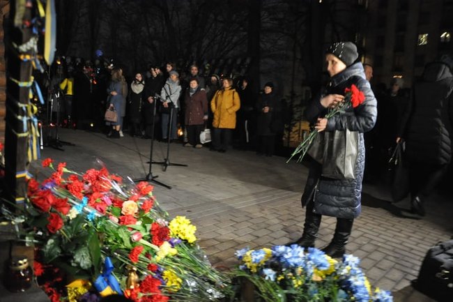 В центре Киева прошла панихида по Небесной Сотне, на месте гибели героев зажгли Лучи достоинства 12