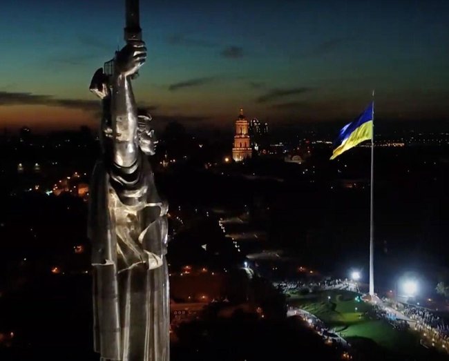 В Киеве мэр Кличко поднял самый большой флаг Украины 04