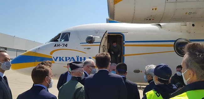 Українських медиків в Італії зустрів із літака глава МЗС Ді Майо 03