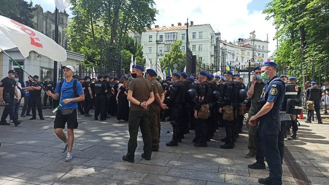 У Києві протестують ФОПи: між мітингувальниками і правоохоронцями відбулися бійки 08