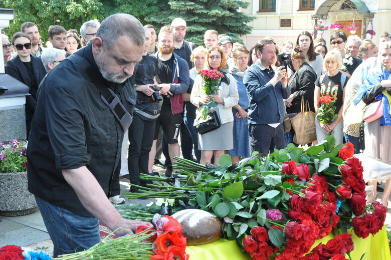 Із загиблим у бою з росіянами Романом Ратушним попрощалися в Києві 95