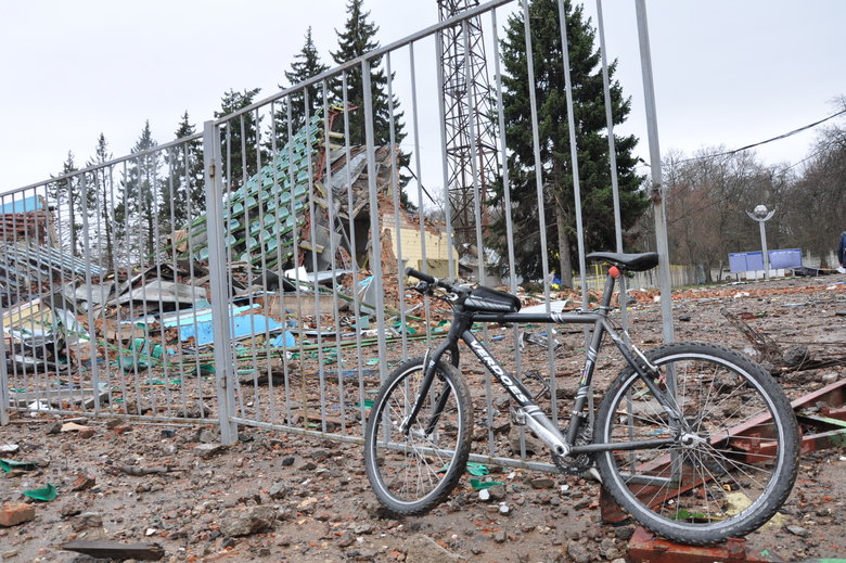 Несколькометровые воронки и разрушенные дома: последствия обстрела Чернигова российскими оккупантами 11