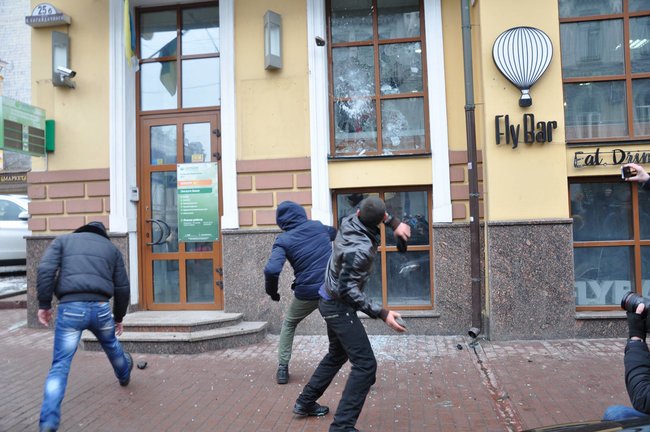 Акция Смерть России!: Националисты забросали камнями здание Россотрудничества и двух банков в Киеве 09