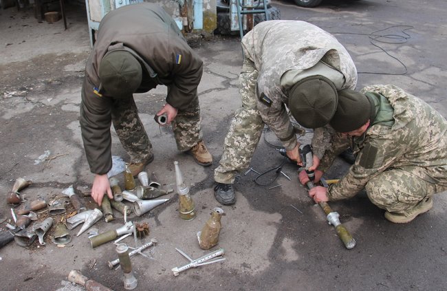 Подарунок для найманців РФ: українські воїни зібрали новорічну ялинку з ворожих снарядів 02