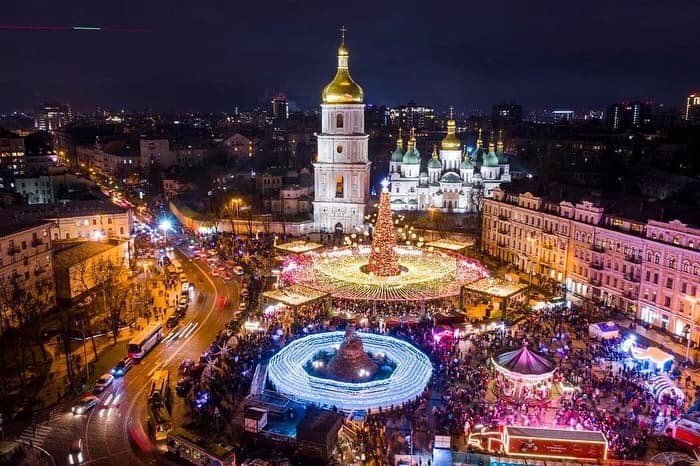 Новогоднюю елку зажгли на Софийской площади в Киеве 02