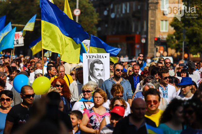 Более тысячи человек вышли на Марш Свободы в Запорожье 09