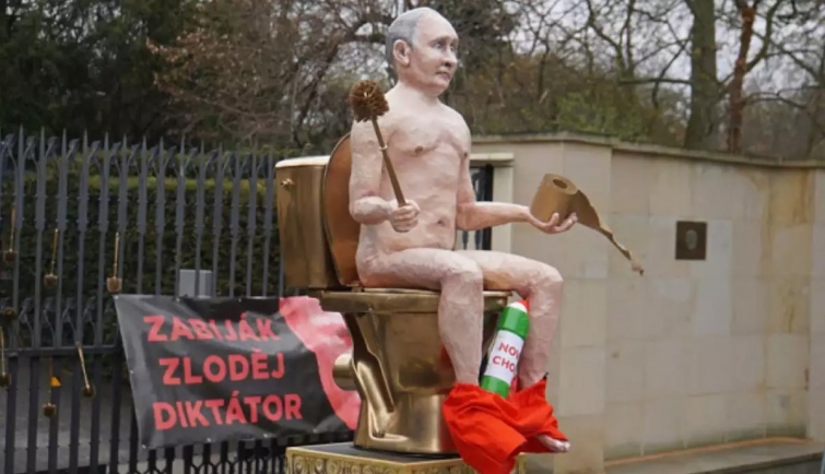 Naked Putin on the toilet is being sold in the Czech Republic to buy a drone for Ukraine 01