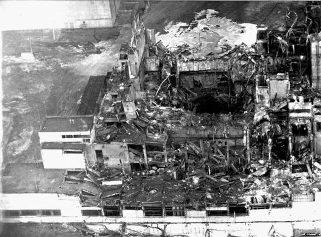 Момент взрыва аэс. 1986 Катастрофа на Чернобыльской АЭС. 4 Реактор Чернобыльской АЭС взрыв. 4 Энергоблок ЧАЭС 1986. Взрыв на 4 энергоблоке Чернобыльской АЭС.