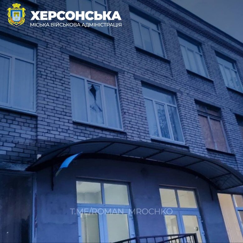 Наслідки ударів РФ по Херсону: У навчальному закладі вибито вікна 01