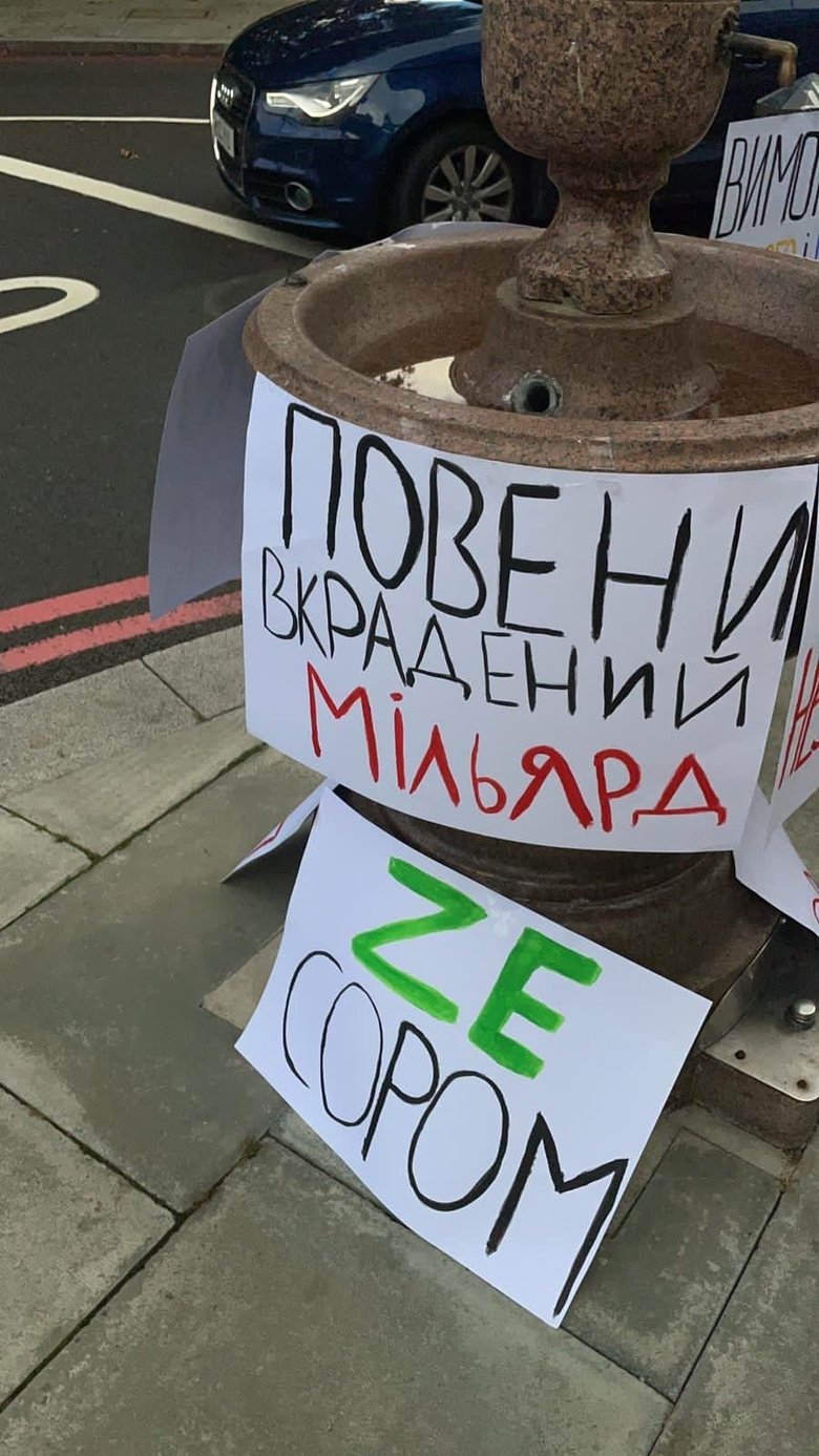 Продай квартиру - верни деньги: Украинские активисты в Лондоне пикетировали квартиру Зеленского 02