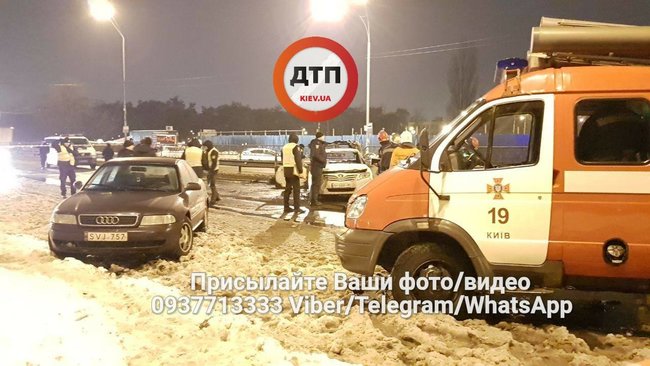 Возле станции метро Лесная в Киеве неизвестные взорвали две гранаты и скрылись, есть пострадавший 09