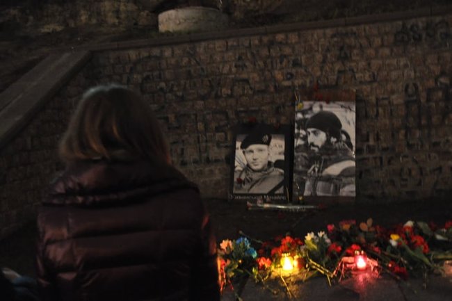 В центре Киева прошла панихида по Небесной Сотне, на месте гибели героев зажгли Лучи достоинства 04