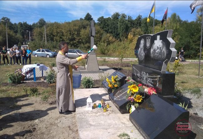 Памятник погибшим на Донбассе украинским воинам открыли в Малине на Житомирщине 01