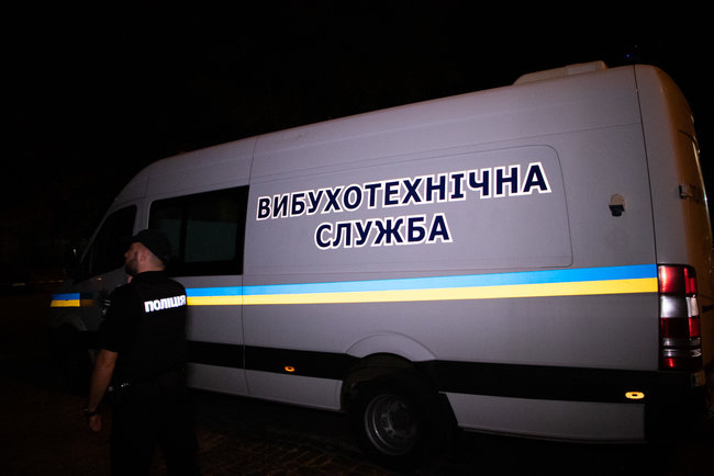 Неизвестные из гранатомета обстреляли здание Мостобуда в центре Киева 06