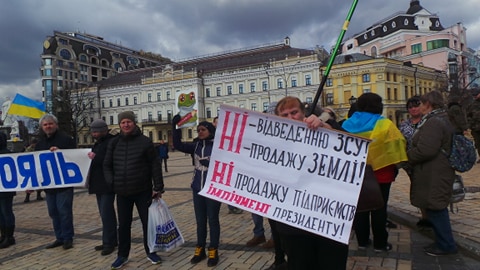 Добровольцы собрались в Киеве на Марш патриотов: Ни шагу назад! Прекратить политику капитуляции! 07