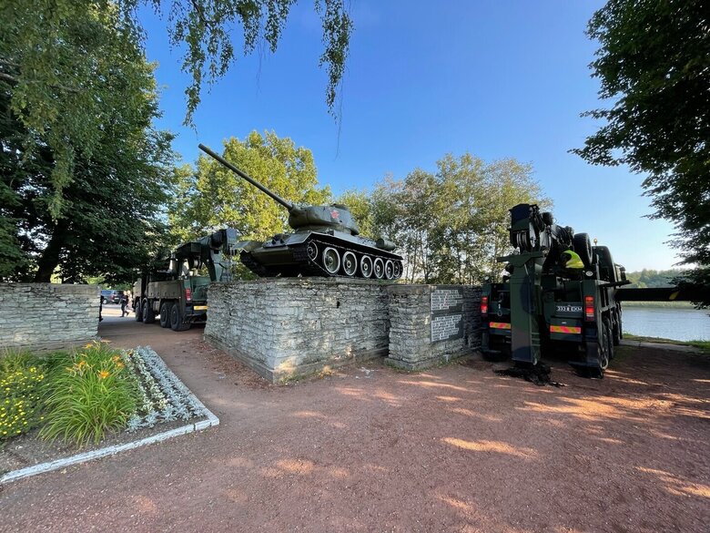 В Эстонии начали демонтаж советских памятников, первым переместят танк Т-34 в Нарве 03