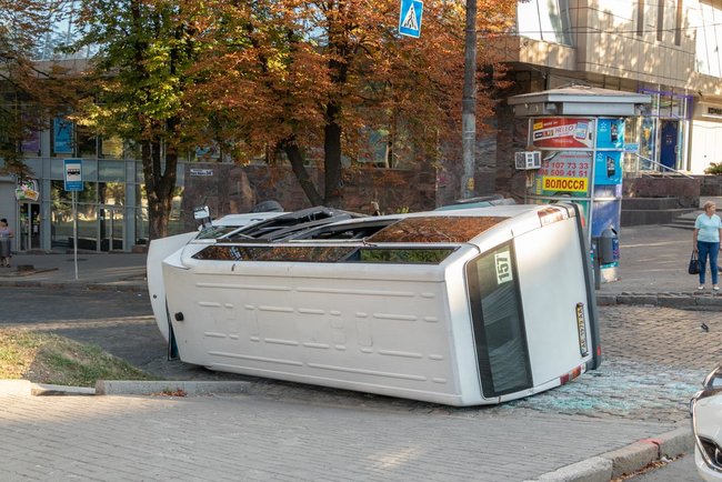 Пьяный водитель Hyundai, уходя от погони в Днепре, протаранил маршрутку: более 10 человек пострадали 09