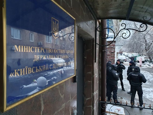Активисты продолжают дежурить под Лукьяновским СИЗО, чтобы не допустить вывоза экс-беркутовцев 03