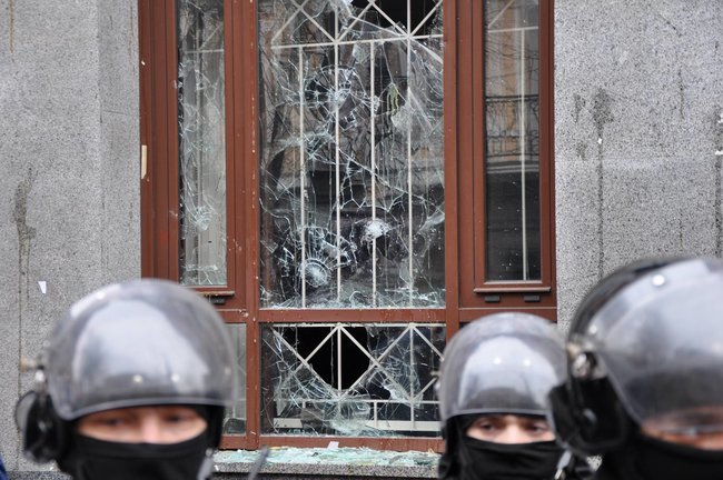 Акция Смерть России!: Националисты забросали камнями здание Россотрудничества и двух банков в Киеве 08